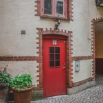 Grönskande innergård och våra trapphus med klart röda dörrar. Kontakta oss för fler bilder.