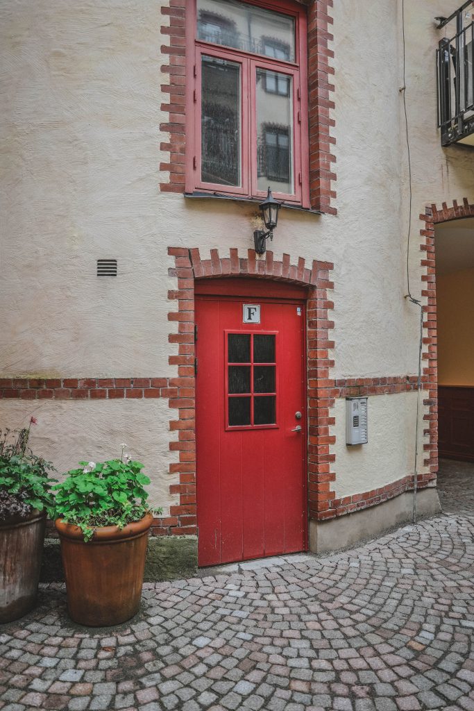 Grönskande innergård och våra trapphus med klart röda dörrar. Kontakta oss för fler bilder.