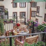 Fika på grönskande balkong under parasollet. Kontakta oss för fler bilder.