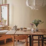 Fika i köket på gammalt 1800-tals träbord. Kontakta oss för fler bilder.