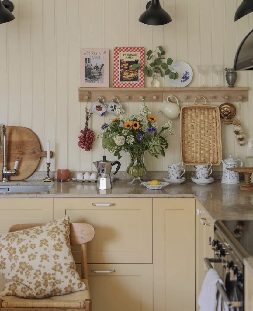 Blommor på köksbänk