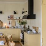 Gult kök med pärlspont och bänkskiva i kalksten. Kontakta oss för fler bilder.